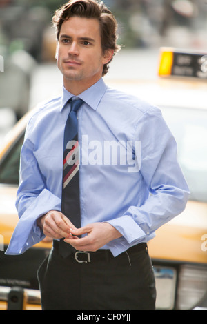 Matt Bomer während der Dreharbeiten letzte Episode der ersten Saison von "White Collar" am 25th Street in Manhattan, New York Stockfoto