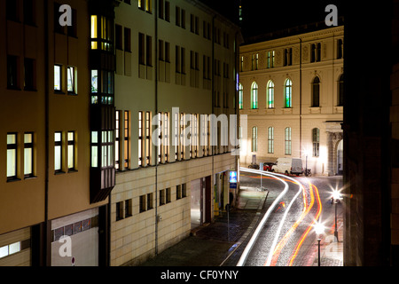 Lichtspuren von Autos und Fahrzeuge fahren auf und ab einer Stadtstraße in der Nacht. Stockfoto