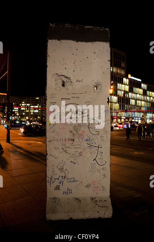 Segment der Berliner Mauer am Potsdamer Platz, Berlin, Deutschland. Noch in seiner ursprünglichen Position. Stockfoto