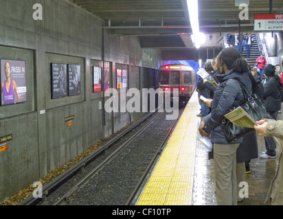 Pendler, die warten auf eines Zuges Redline in Quincy center Station massachusetts Stockfoto