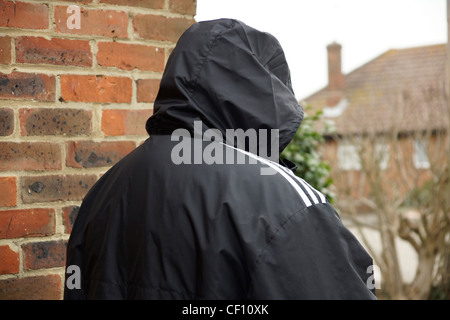 Unerwünschte Zeichen Schurken Hoodie verdächtig Modell veröffentlicht Stockfoto