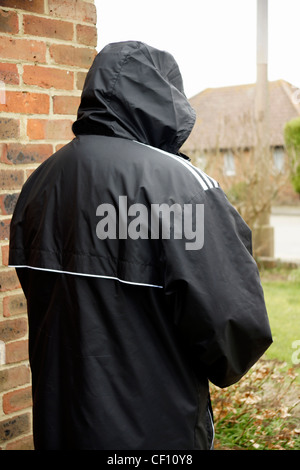 Unerwünschte Zeichen Schurken Hoodie verdächtig Modell veröffentlicht Stockfoto