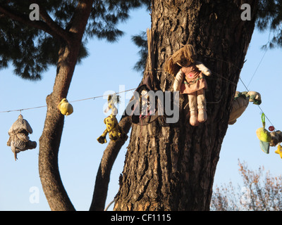 Stofftiere, hängen von den Bäumen auf Kinderspielplatz Stockfoto