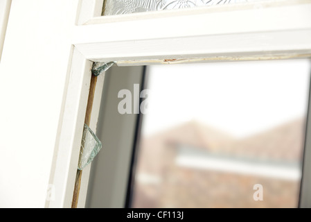 Fensterscheibe in einer Haustür mit zerschmetterten gebrochen & Glasscherben Stockfoto