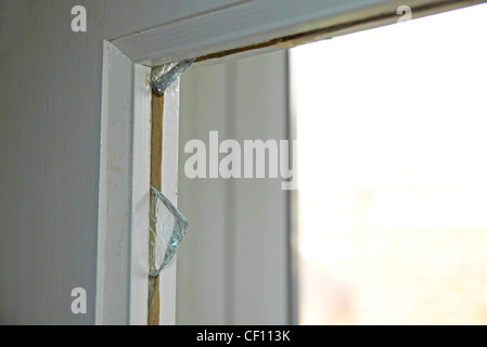 Fensterscheibe in einer Haustür mit zerschmetterten gebrochen & Glasscherben Stockfoto