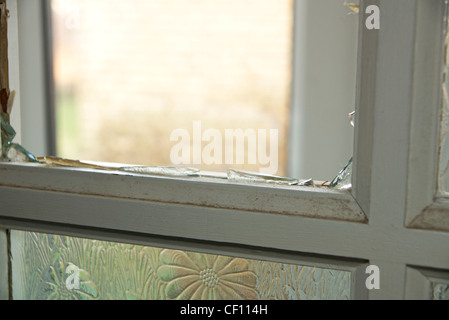 Fensterscheibe in einer Haustür mit zerschmetterten gebrochen & Glasscherben Stockfoto