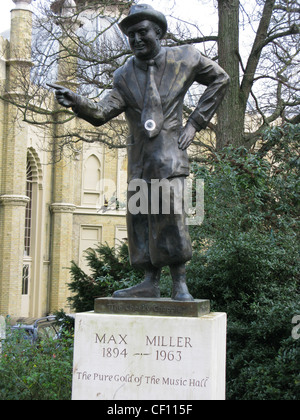 Statue des legendären Komiker Max Miller im Royal Pavilion Gardens Brighton East Sussex Stockfoto