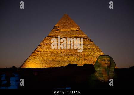 Ägypten, Kairo, Gizeh, die Pyramiden von Gizeh mit Sphinx während Lichtshow Stockfoto