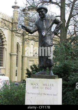 Statue des legendären Komiker Max Miller im Royal Pavilion Gardens Brighton East Sussex Stockfoto