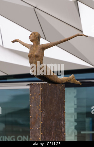 Bronze Statue außerhalb der Titanic Signature Building Stockfoto