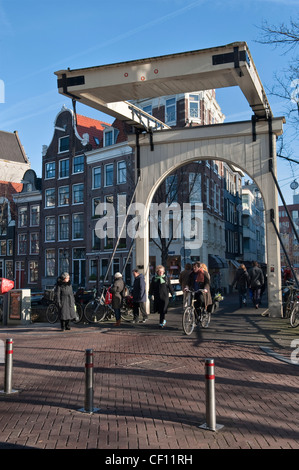 Eine "ausgewogene" Brücke über den Groenburgwal Kanal an der Staalstraat im Zentrum von Amsterdam, Niederlande. Diese sind auch als Bascule Brücken bekannt Stockfoto