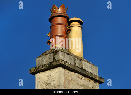 Haus-Schornstein mit zwei Töpfen. Lowther Street, Kendal, Cumbria, England, Vereinigtes Königreich, Europa. Stockfoto