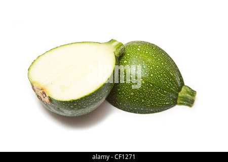 Globus Zucchini isoliert auf einem weißen Studio-Hintergrund. Stockfoto