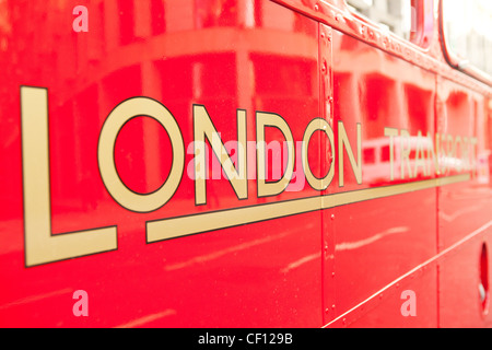 Ein Zeichen für London Transport auf der Seite eine alte rote Strecke Masterbus Stockfoto