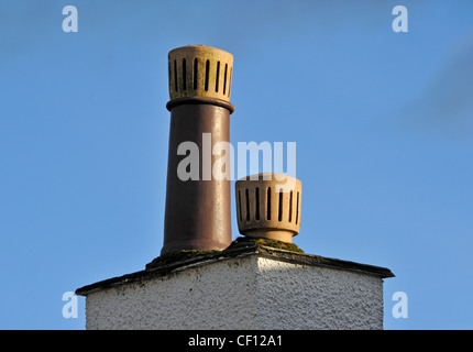 Haus-Schornstein mit zwei Töpfen. Gawith Ort, Kendal, Cumbria, England, Vereinigtes Königreich, Europa. Stockfoto