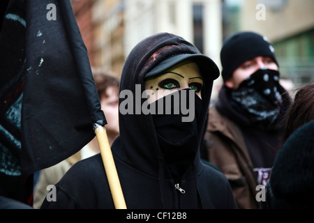 Demonstrator mit einer schwarzen Flagge und das Gesicht verdeckt, an einer Demonstration gegen Rassismus, Glasgow, Schottland, Großbritannien Stockfoto