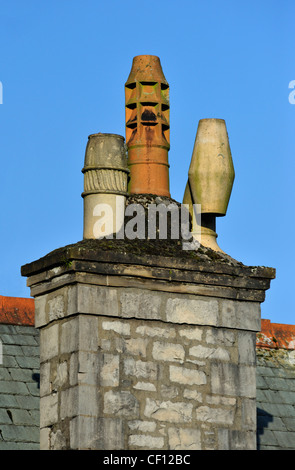 Haus-Schornstein mit drei Töpfe. Queens Road, Kendal, Cumbria, England, Vereinigtes Königreich, Europa. Stockfoto