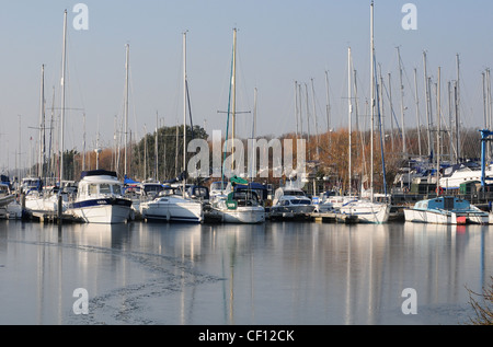 Boote in gefrorenem Wasser. Chichester Marina. Stockfoto