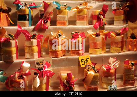 Savon de Marseille - lokal hergestellte Seife auf dem Display auf einem Weihnachtsmarkt Stockfoto