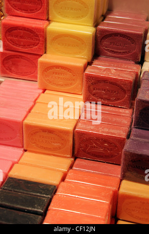 Savon de Marseille - lokal hergestellte Seife auf dem Display auf einem Weihnachtsmarkt Stockfoto