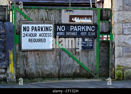 Tor mit "NO PARKING" unterzeichnet. Ann Street, Kendal, Cumbria, England, Vereinigtes Königreich, Europa. Stockfoto