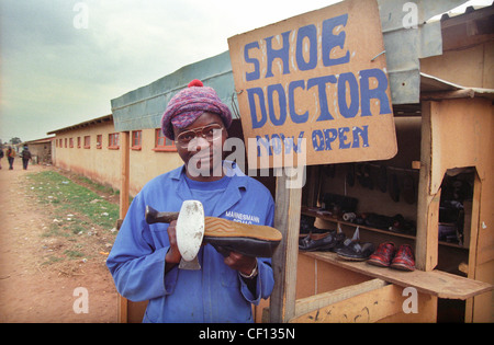 Eine südafrikanische "Schuh Doctor" auf seine Schuhreparatur stall in Soweto 1996 Stockfoto