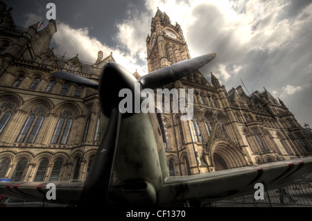 Spitfire-Flugzeuge vor Manchester Rathaus, Albert Square, Lancashire England UK Stockfoto