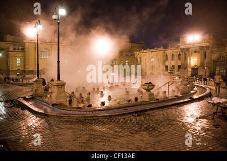 Nachts in die Freibäder, Budapest, Ungarn Stockfoto