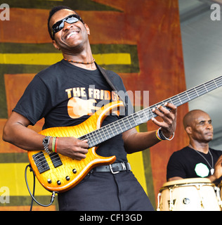 Tabou Combo von Haiti spielen bei der New Orleans Jazz and Heritage Festival in New Orleans, LA am letzten Tag des Festivals. Stockfoto