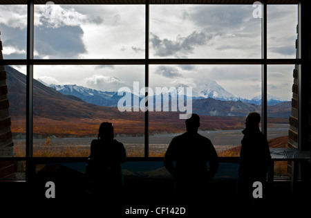 Besucher betrachten Mount McKinley. Eielson Visitor Center. Denali-Nationalpark. Alaska. USA Stockfoto