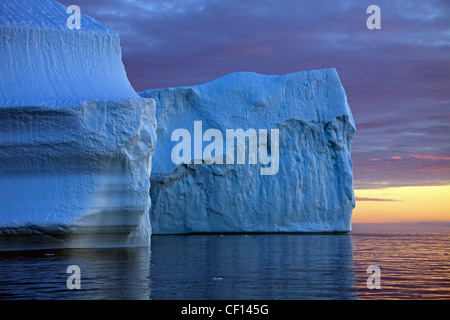 Eisberge bei Sonnenuntergang in die einem Eisfjord, Disko-Bucht, West-Grönland, Grönland Stockfoto