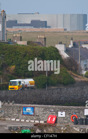 Öl-Tanker liefern Heizstoff Cemaes Bay mit Wylfa Nuclear Power Station im Hintergrund in Anglesey Nord-Wales Stockfoto