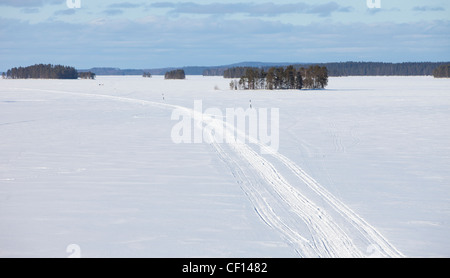 Luftaufnahme von Motorschlitten Strecke auf See Pohjois-Konnevesi Eis im Winter, Finnland Stockfoto