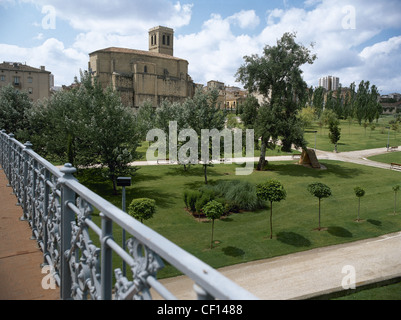 Spanien. Logrono. Ebro-Park. Im Hintergrund die Kirche von Royal Saint James. 16. Jahrhundert. Stockfoto