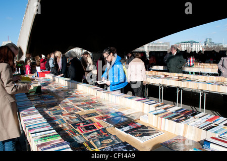 Menschen Surfen Bücher aus zweiter Hand Bücherständen unter Waterloo Bridge, South Bank, London, UK Stockfoto