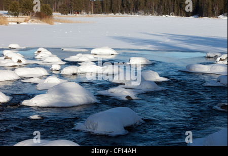 Schneebedeckten Felsen im Fluss, Finnland Stockfoto