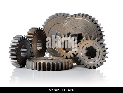 Alte abgenutzte Getriebe Zahnräder auf weißen reflektierenden Hintergrund. Stockfoto