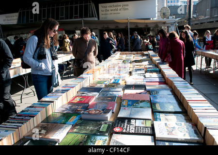 Menschen Surfen Bücher aus zweiter Hand Bücherständen unter Waterloo Bridge, South Bank, London, UK Stockfoto