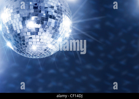 Eine Discokugel, die von der Decke hängen Stockfoto, Bild: 43666261 - Alamy