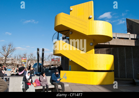 Menschen sitzen vor gelb lackierte Treppe, South Bank Centre, London, UK Stockfoto