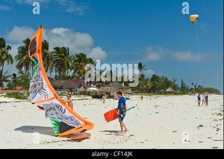 Drachen und Kite-Surfer am Strand in Paje, Zanzibar, Tansania Stockfoto