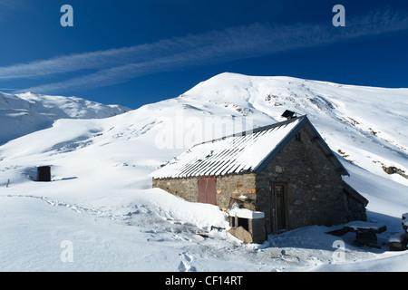 Berghütte in verschneite Berglandschaft in der Nähe von Col de Pause, Ariege, Pyrenäen, Frankreich. Stockfoto