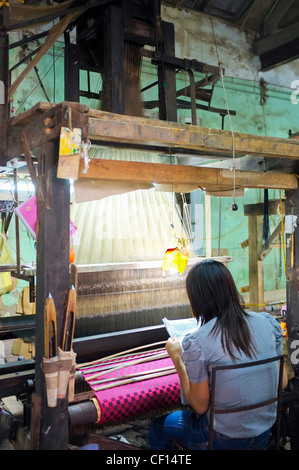 Frau am Webstuhl arbeiten, Seidenfabrik, Hanoi, Vietnam, Südostasien Stockfoto