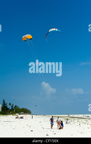 Kite Surfer Lehrer unterrichten Anfänger in Paje, Zanzibar, Tansania Stockfoto