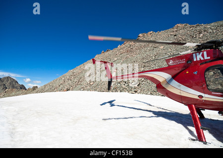 Hubschrauber am Gipfel des Mount Cook, des höchsten Berges in Neuseeland. Stockfoto