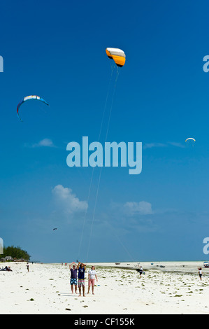 Kite Surfer Lehrer unterrichten Anfänger in Paje, Zanzibar, Tansania Stockfoto