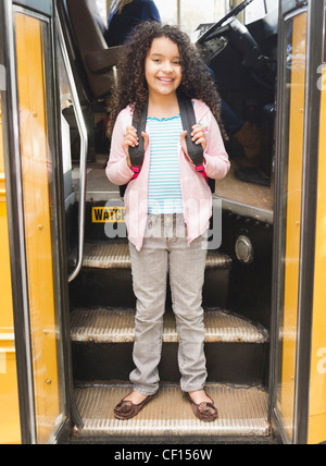 Hispanischen Mädchen immer auf Schulbus Stockfoto