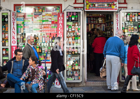 Menschen und Duty-Free-Läden in der Main Street, Gibraltar. Stockfoto