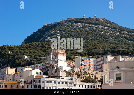 Detail der Felsen von Gibraltar und Wohnblock. Stockfoto