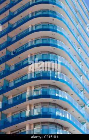 Exterieur des Luxus-Appartements in Ocean Village, Gibraltar. Stockfoto